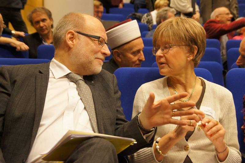 Ulla Gudmundson tillsammans med dåvarande civil- och bostadsminister Stefan Attefall (KD) vid en konferens om religionens roll i samhällsbyggandet som hölls 2012 i Örebro.