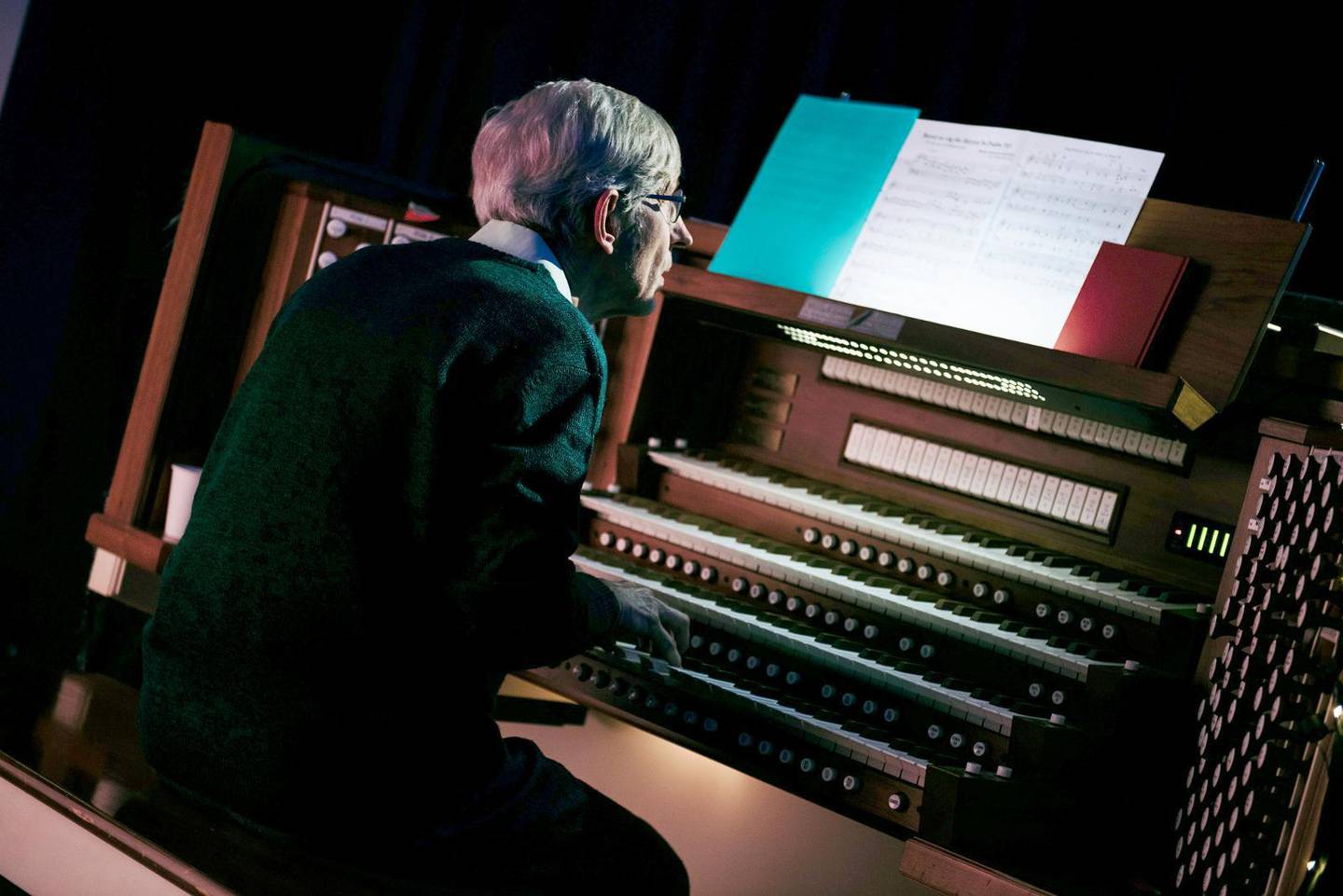 Orgeln i bruk under konserten Vinternatt 2018. Konsertens sista nummer inleddes med ett orgelstycke av sången "Joy to the world".