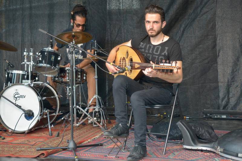 Musikaliskt möte. Majd Doushi spelar oud tillsammas med trummisen Reza från Iran på Trastendagen i Gislaved i början av september.
