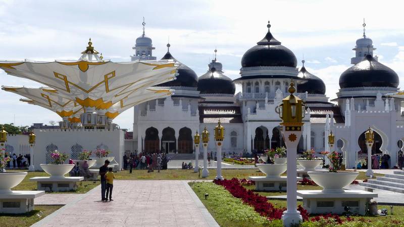 Islam är statsreligion och till Masjid Raya Baiturrahman letar sig dagligen tusentals besökare. Moskén är en av de största i Indonesien. 