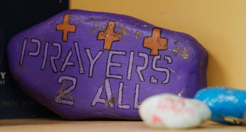 Förra året dödades en kvinna, Heather Heyer, i Charlottesville. Hennes mamma Susan Bro visar här upp en minnessten med texten Prayers to all - böner för alla.