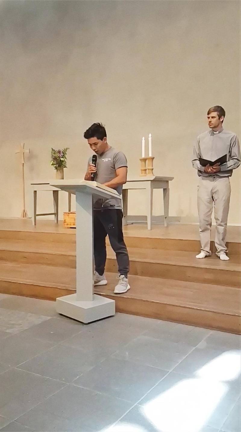 Abbas läser bibelordet under en gudstjänst i Missionskyrkan i Linköping.
