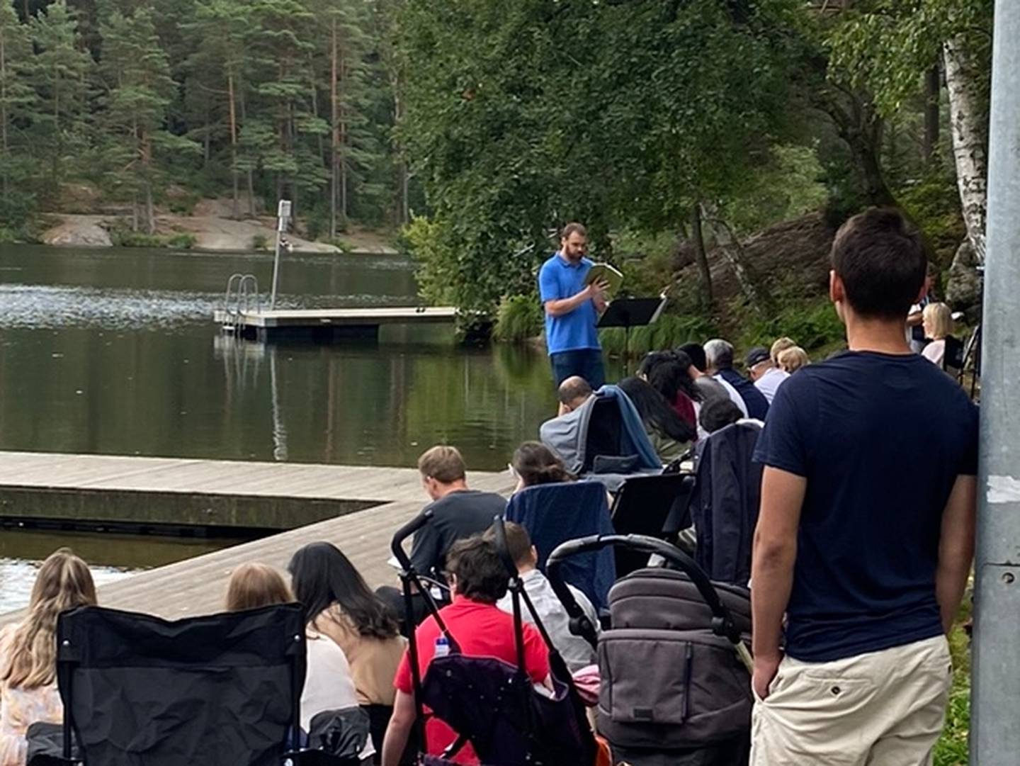 Daniel Norén läser ur Bibeln vid ett dop i Bergsjön sommaren 2022.