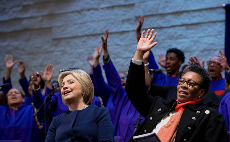 Hillary Clinton firar gudstjänst i Mount Zion Fellowship Church i Highland Hills, Ohio.