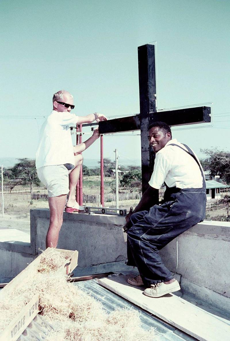 Bernt Einarsson är med och reser korset på en kyrka i Awassa.