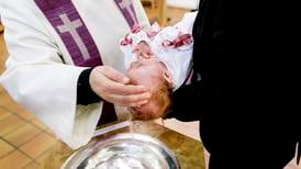 Samfund ogiltigförklarar dop som utförts av kvinnor