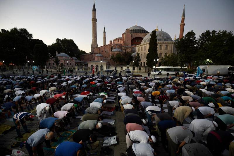 Strax efter beskedet att Hagia Sofia ska bli en moské samlades muslimer för kvällsbön.