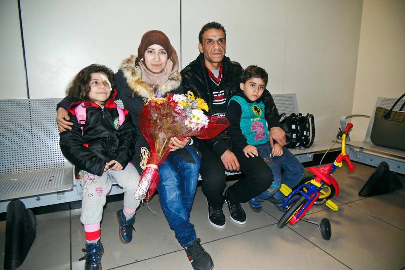 En syrisk familj med en sjuårig flicka som behöver sjukhusvård anländer till Rom.