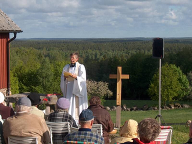 Historiskt sett har Kristi himmelsfärdsdag varit en stor gudstjänstdag för svensken. Fortfarande firas på många håll gökottor och friluftsgudstjänster. På bilden ser vi en friluftsgudstjänst från Sorunda i Skåne.