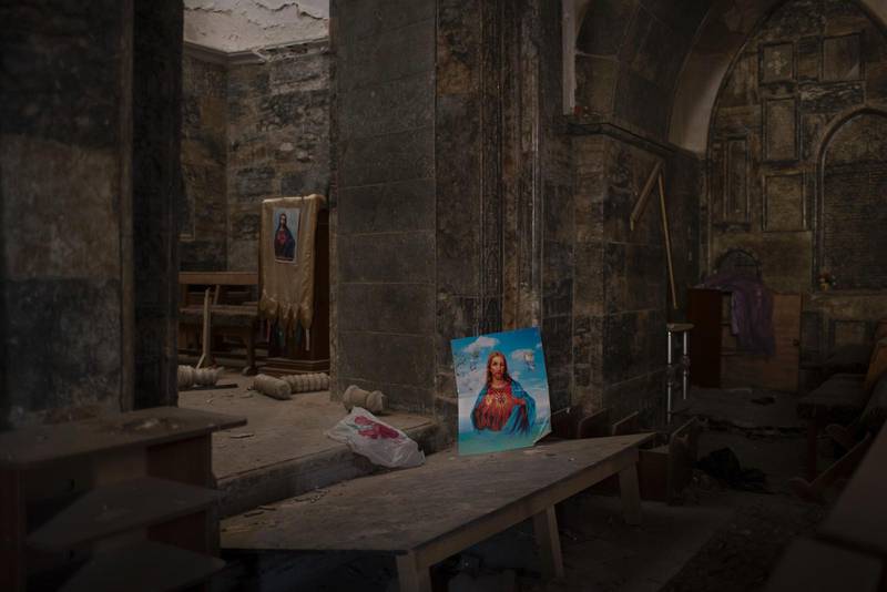 Bilder av Jesus inne i en kyrka i Qaraqosh.