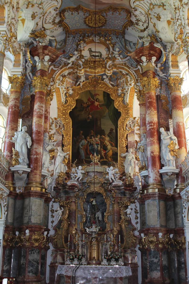 Koret i kyrkan i Wies. Bakom altaret skymtar statyn föreställande den plågade frälsaren.
