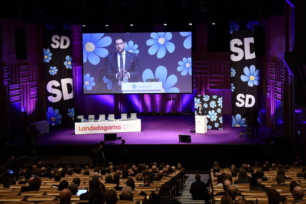 Är Sverige en mönsterstat för en antikristlig vision och SD det enda hoppet? Nej, menar debattörerna. 