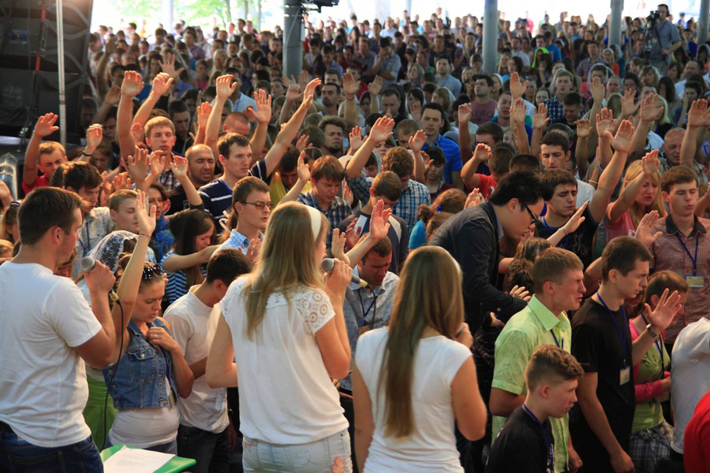 Tusentals ungdomar i konferenslokalen.