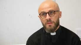 Ukrainsk präst på unikt Stockholmsbesök: Glöm oss inte!