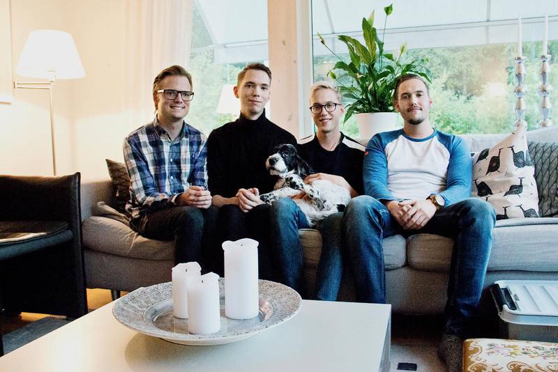 Från vänster: Albin, Carl, Jacob, Simon och hunden Isa. 