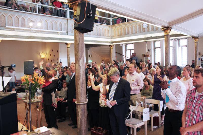Bild från den allra sista gudstjänsten i Elimkyrkans lokaler innan församlingen sålde kyrkan - till Zlatan.