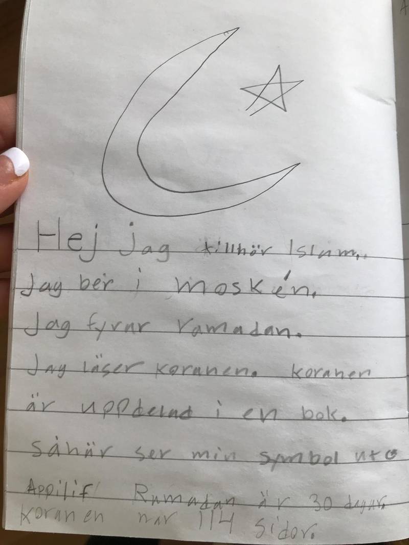 Anamaria von Roteliuc visar upp vad hennes dotter skrivit i skolan.