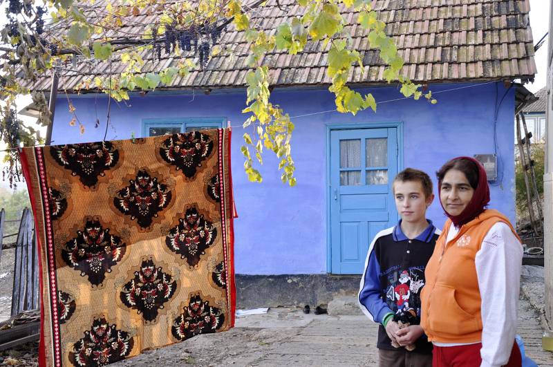 Får hjälp. Vasili med sin fostermamma Olga är en av de fattiga familjer som får hjälp genom Svenska­ kyrkans arbete i Moldavien. MCA, Moldovan Christian Aid.