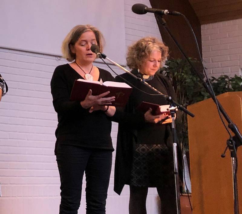 Pastor Anna-Karin Ryberg (till höger) som var mötesledare och Catarina Eriksson som läste ett bibelord under medlemsintagningen