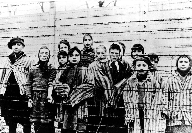 En grupp barn väntar på att bli befriade i koncentrationslägret i Auschwitz i januari 1945.