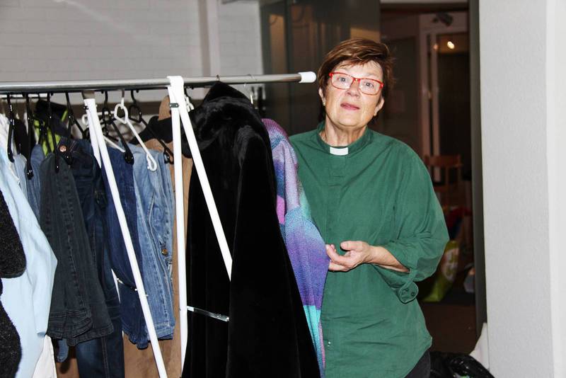 Diakonen Britt-Mari Larsson i Trelleborg sorterar kläder och skor, hänger upp varma vinterjackor på klädställningar och sorterar leksaksbilar och dockor.