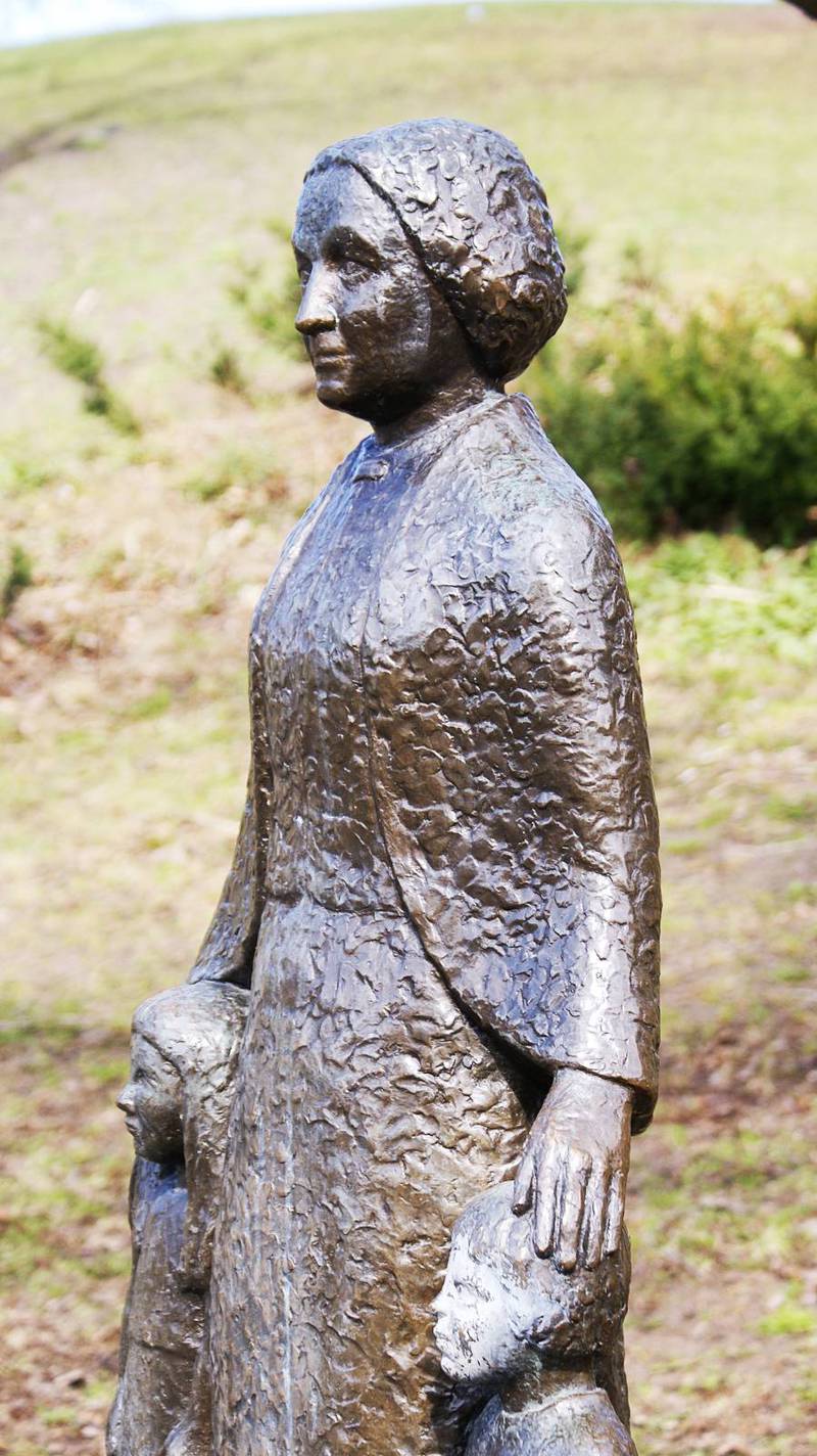 År 1971 hedrade Sofia hembygdsförening Elsa Borg med en skulptur i Vita bergen. Statyn är skapad av Astri Bergman-Taube.