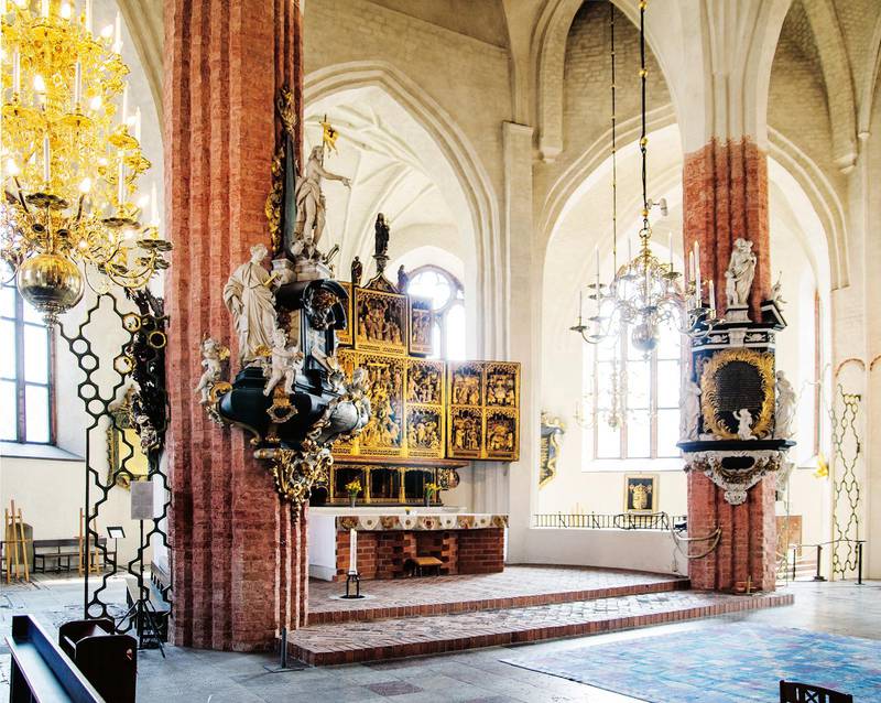 Högaltaret med Sten Stures altarskåp från Antwerpen och på var sida barockmonument.