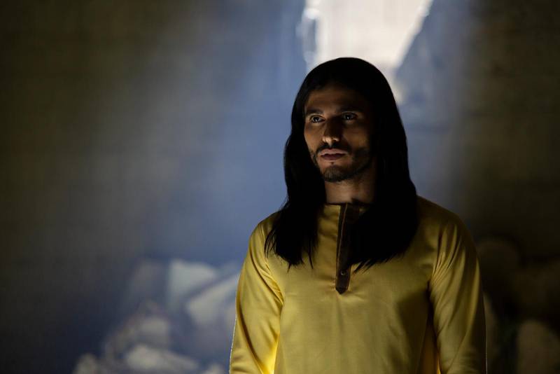 Mehdi Dehbi spelar seriens huvudperson, en karismatisk person som utför mirakel och säger sig göra vad Gud vill. Men Netflix meddelar att det inte blir en andra säsong av den omdiskuterade serien.