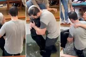 Äldre kvinna med Parkinson lät sig döpas - videon har blivit viral