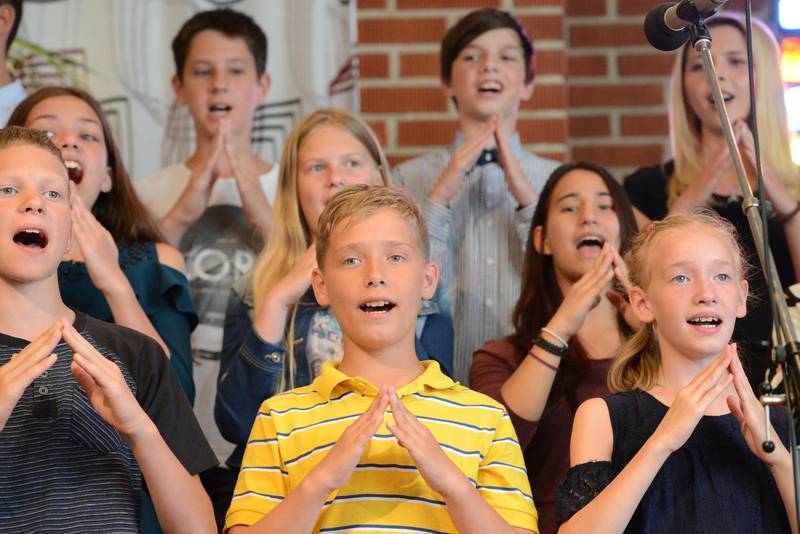 Fyra veckor i Skåne. Under fyra veckor får 50 barn från Ukraina komma till Broby i Skåne. Där får de leka, bada och uppträda i olika kyrkor med sång och musik.