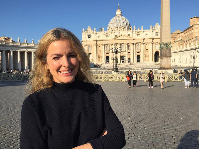 Charlotta Smeds kommenterar den direktsända midnattsmässan från St Peterskyrkan i Rom.