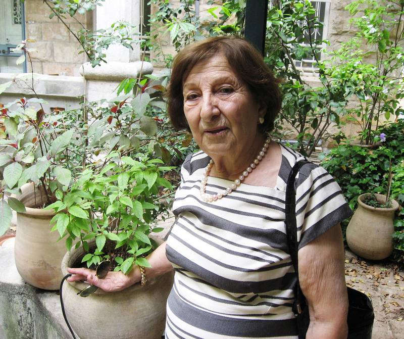 tillbaka. Claudette Habesch var sju år när hennes familje flydde från sitt hem under det första arabisk-israeliska kriget 1948. Här är hon tillbaka framför sitt gamla barndomshem.