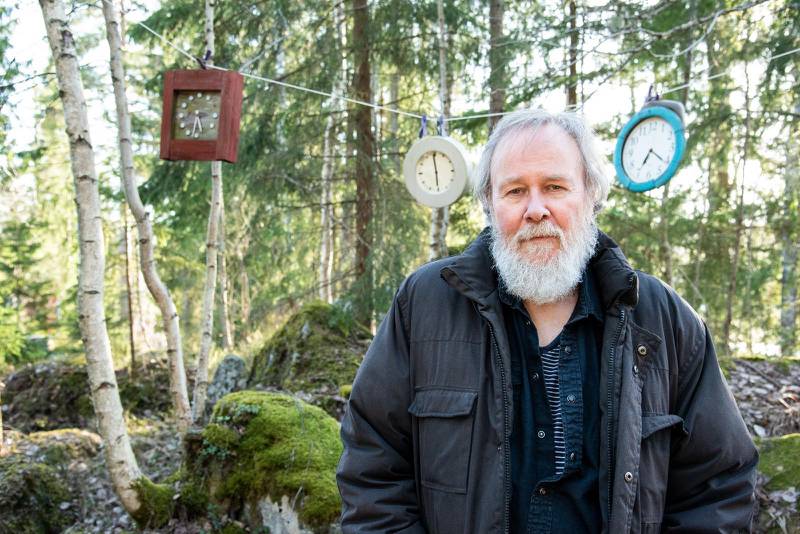 Urtvättat eller klockrent? I bakre delen av Anders Caringers trädgård hänger sedan tre år en fantasieggande installation. ”Eller så kan man kalla det för urskogen”, föreslår han.