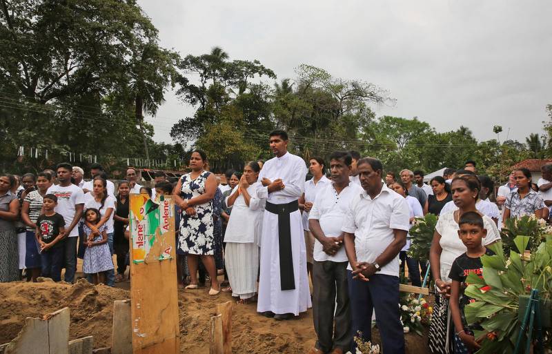 Begravning för de 41 offren från kyrksprängningen i Katuwapitiya i huvudstaden Colombo.  – Hela byn är en begravning. Husen är fulla med kistor, säger prästen Anthony Nishan.