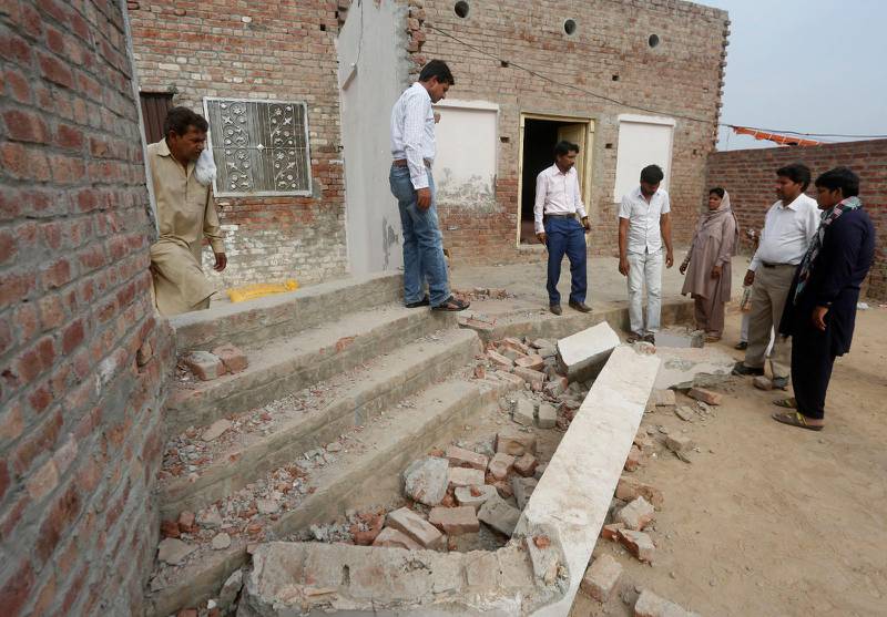 Kristna i Pakistan fruktar ökande förföljelse. I maj 2020 attackerades och förstördes en kyrka nära Lahore (observera att människor på bild inte har samband med artikeln).