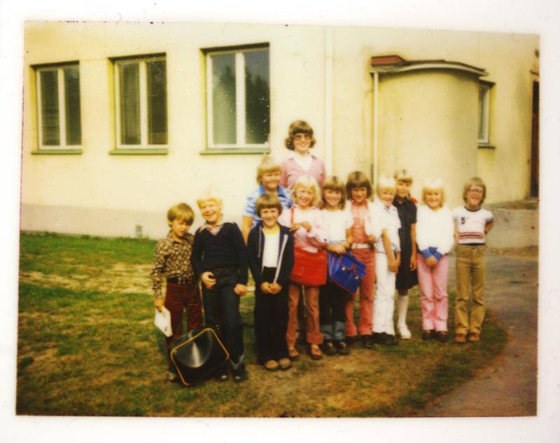 Skolfoto från första skoldagen i Töcksfors. Per står trea från vänster.