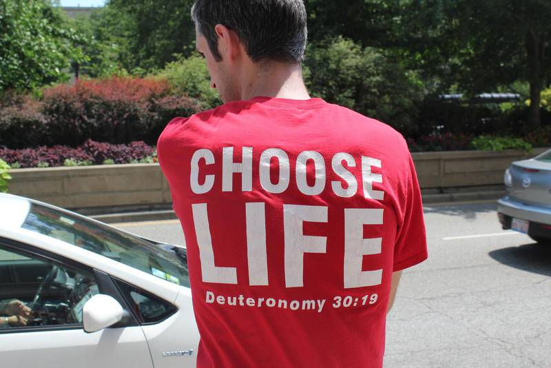 För många kristna väljare är det viktigast vilken abortsyn politikerna har. På bilden syns en demonstrant i Chicago under en manifestation för ”pro-life”.