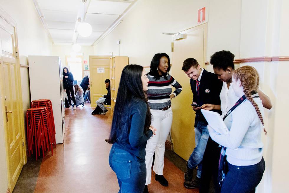 För tre år sedan startade Johan Movingers Gymnasium i Solna med en kristen profil i Svenska kyrkans tradition. På skolan går elever med olika trosuppfattningar och samma gäller personalkåren. 