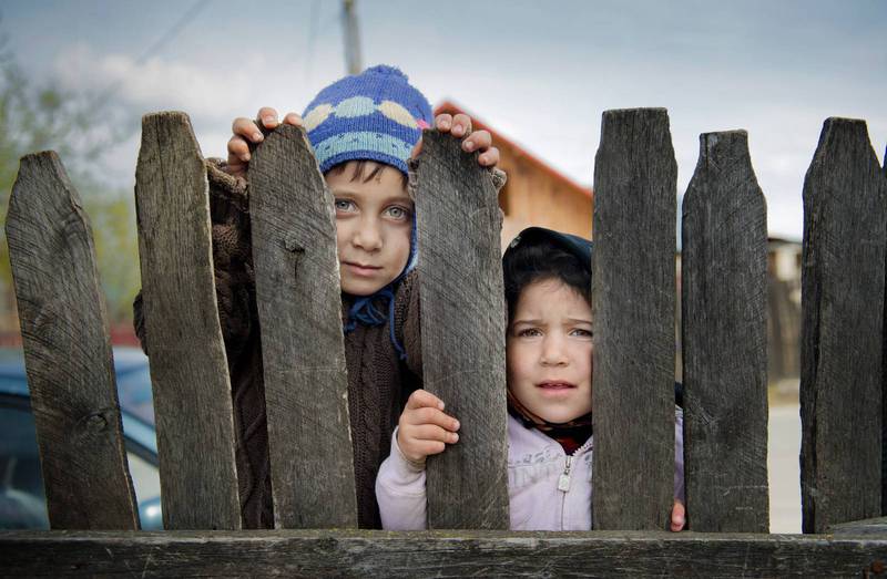 Från byn Pauleasca i Rumänien åker många till Sverige för att tigga. 