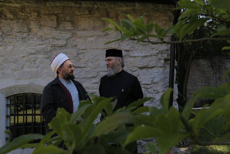 Samtal. Biskop Porfyrios och imam Shakir Alemdar, på plats i Visby.