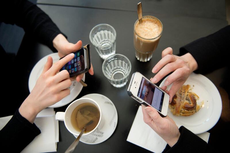 Många har mobilen framme, även när de umgås med vänner. ”Om du kan leva ditt liv utan publik – gör det”, uppmanar prästen Emma Audas. 