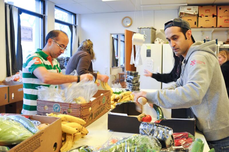 Vid varje utskänkning får omkring 40 personer med sig minst två kassar mat hem. Men det krävs mycket arbete för att fylla kassarna med fräscha råvaror och produkter.