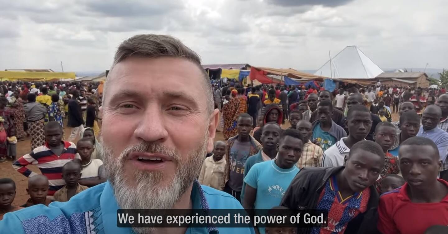 Den tyske evangelisten Daniel Schott vid ett av sina möten i Afrika.