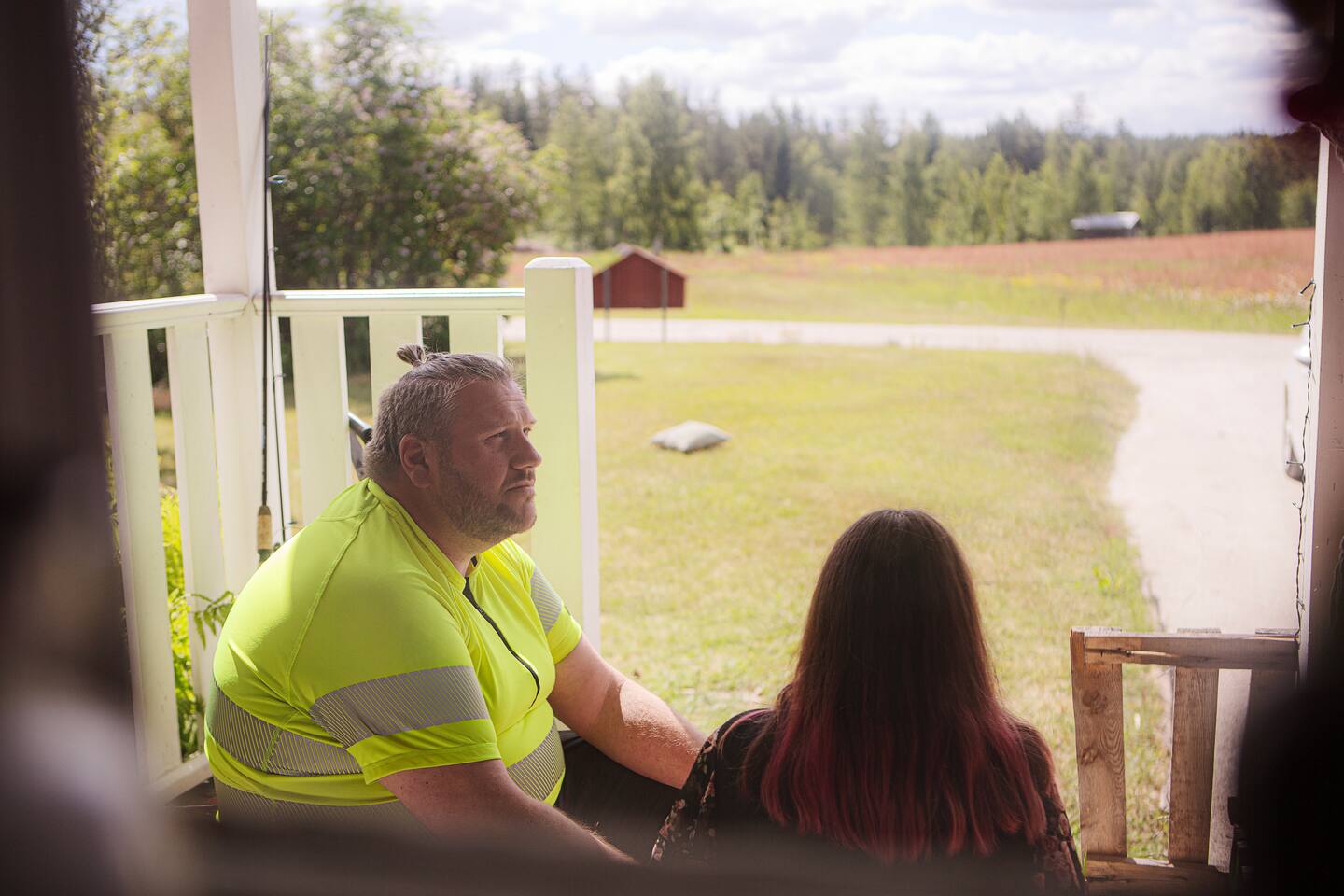 Fredrik och Emilie Johansson Åknes jobbade med Divine favour mission (DFM). Där arbetade de bland annat som chaufför och lovsångsledare åt Mattias Lekardal. Dagen träffar dem i Norra Blommaberg i Hälsingland.