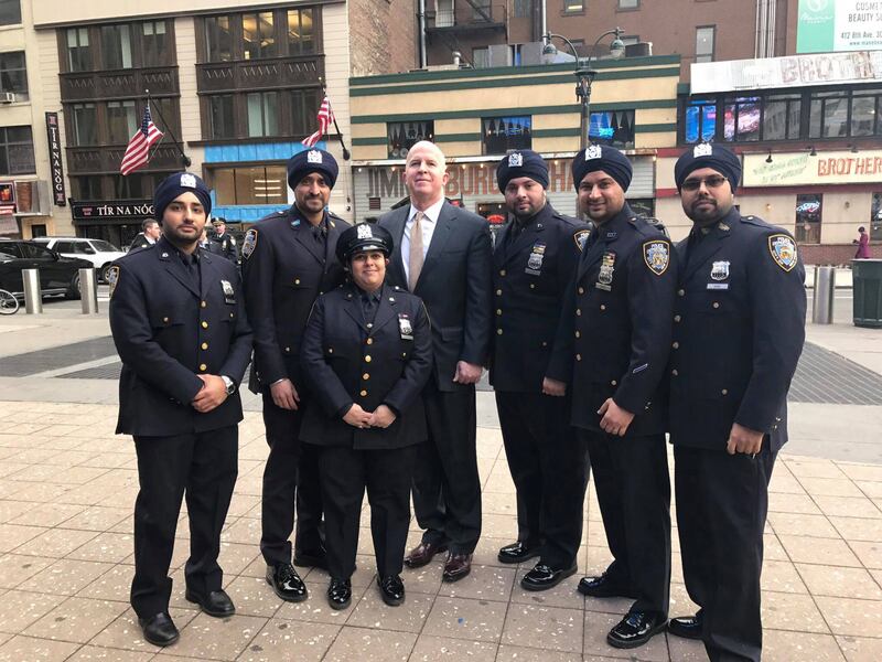 New York-polisen har landets största polisstyrka, och beslutet att dess poliser nu får bära turban och odla skägg tas emot positivt av landets sikher och muslimer.