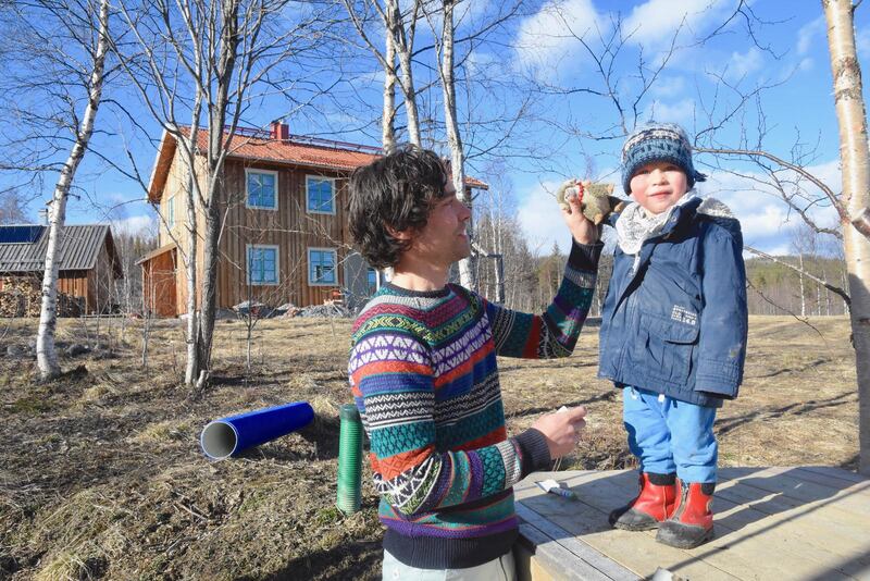Hållbarhet. Johannes Wiklander och 2-åriga Vide framför det ekobyggda hemmet. Paret Hanna och Johannes Wiklander har gjort medvetna val för en hållbar livsstil utifrån en djup övertygelse om att ett kristet liv också handlar om att förvalta naturen.