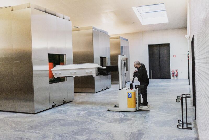 Sedan i somras måste metallskrotet i de avlidnas kroppar tas om hand. Och det är en hel del. Varje år handlar det om drygt 20 ton i hela landet. 