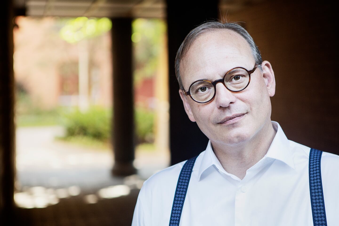 Porträttbild på Rasmus Troedsson, skådespelare och journalist.