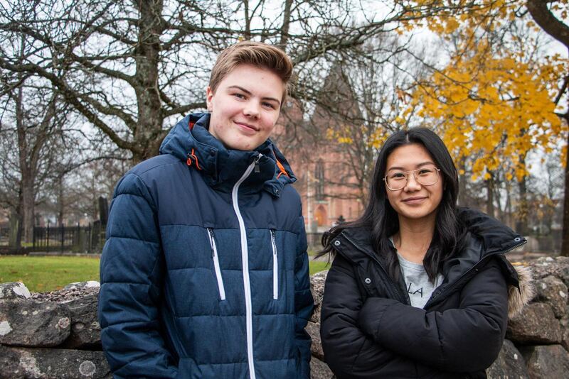 Robin Lundqvist och Lomeh Paw vid Kristinehamns domkyrka.