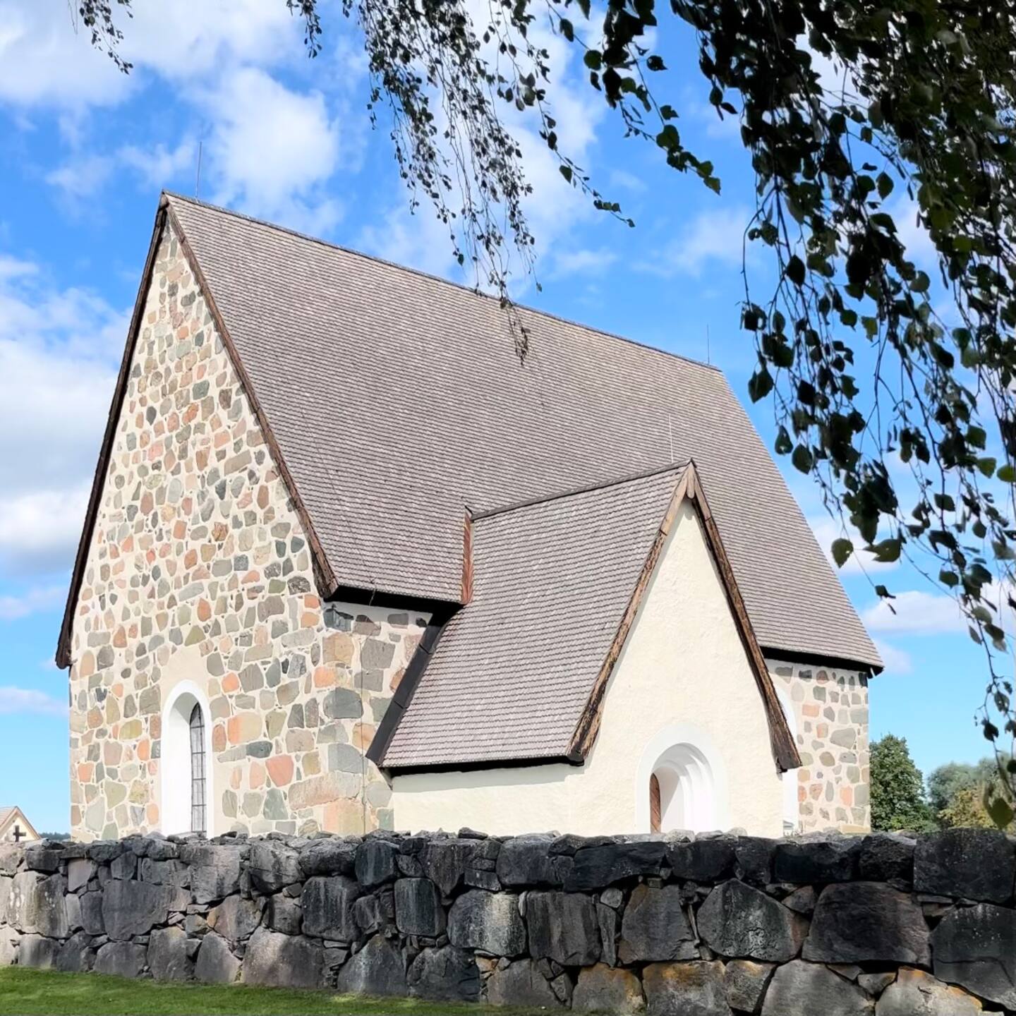 En bild på Skäfthammars kyrkan.